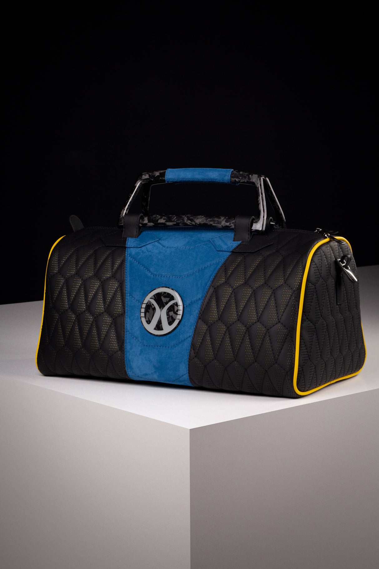 Personalisierbare CORSA Reisetasche – Premium-Leder & Carbon – Exklusive Edition