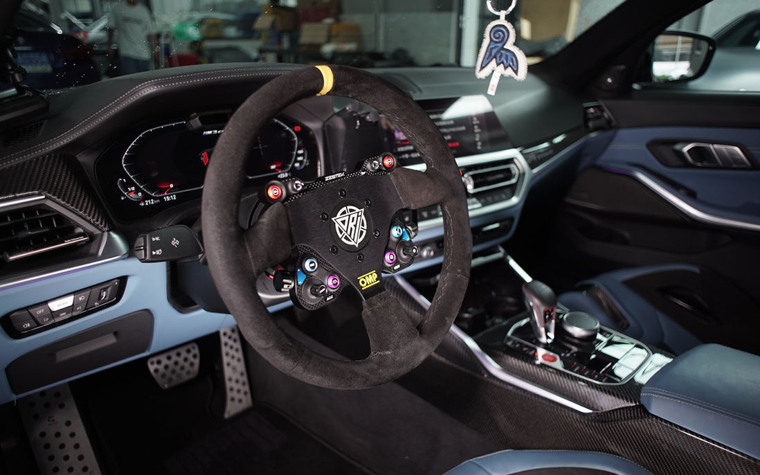 Volant Racing : compatible multimarque, plug & play pour véhicules réels.