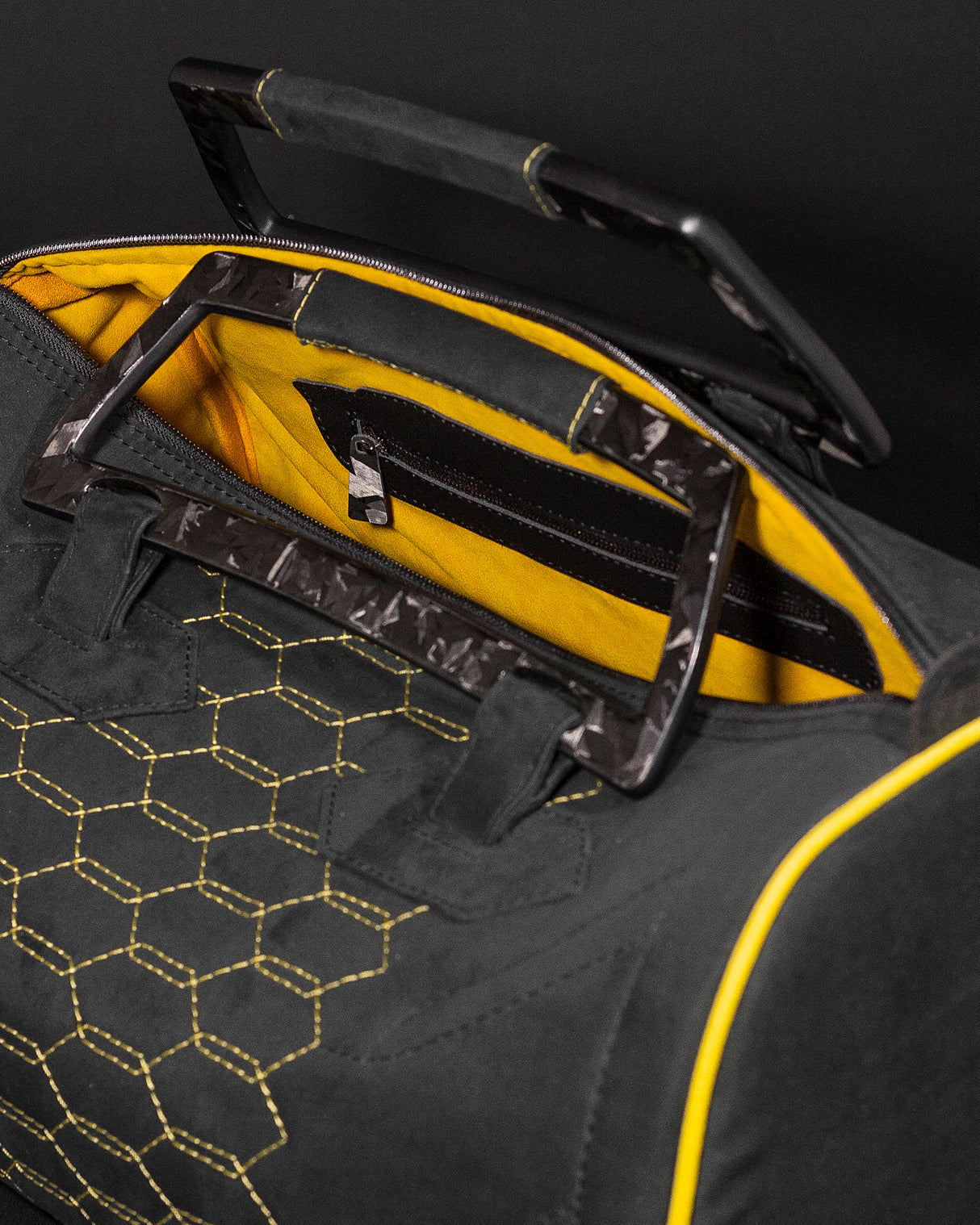 Personalisierbare CORSA Reisetasche – Premium-Leder & Carbon – Exklusive Edition