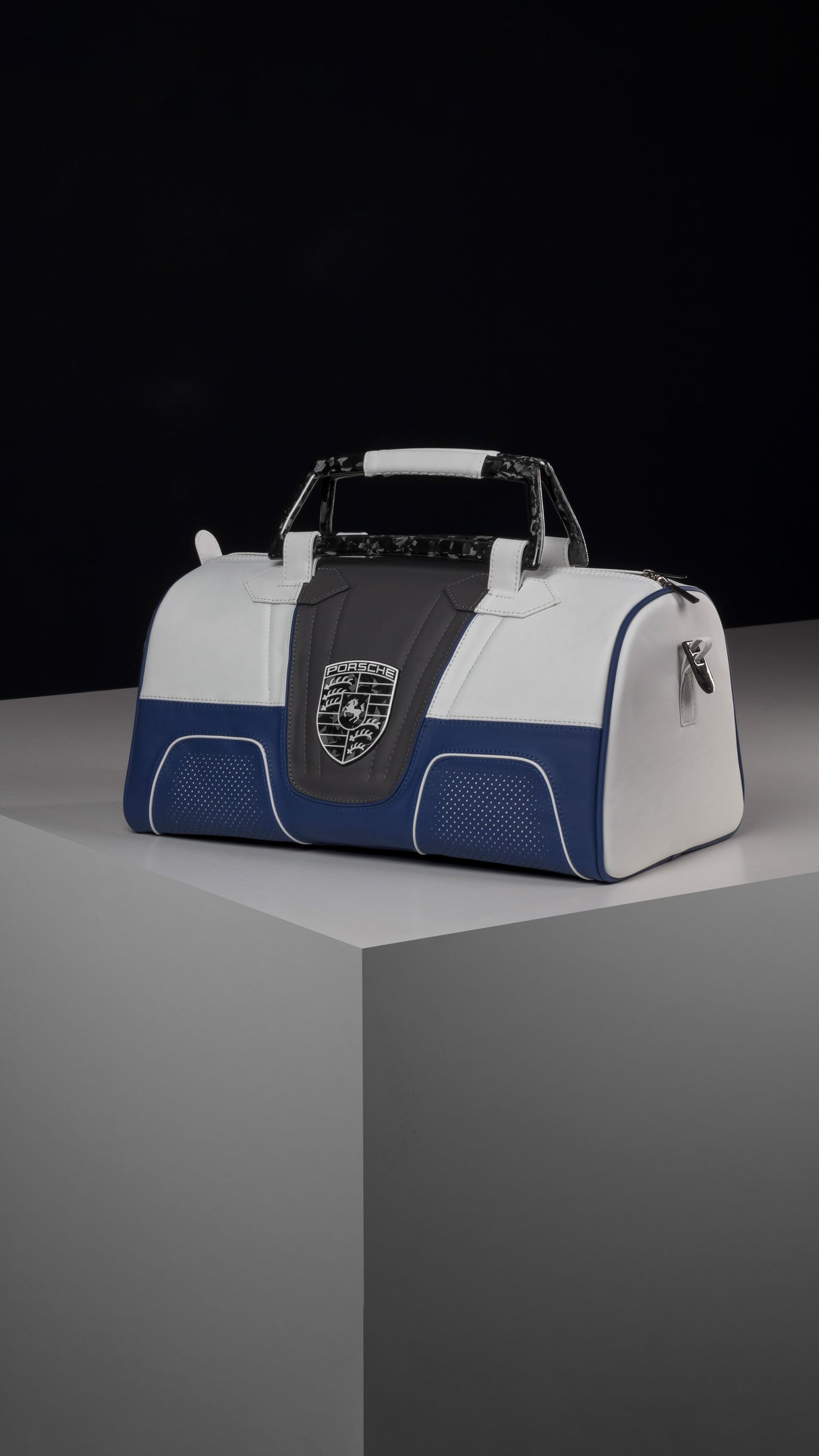 Personalisierbare CORSA Reisetasche – Premium-Leder & Carbon – Exklusive Edition