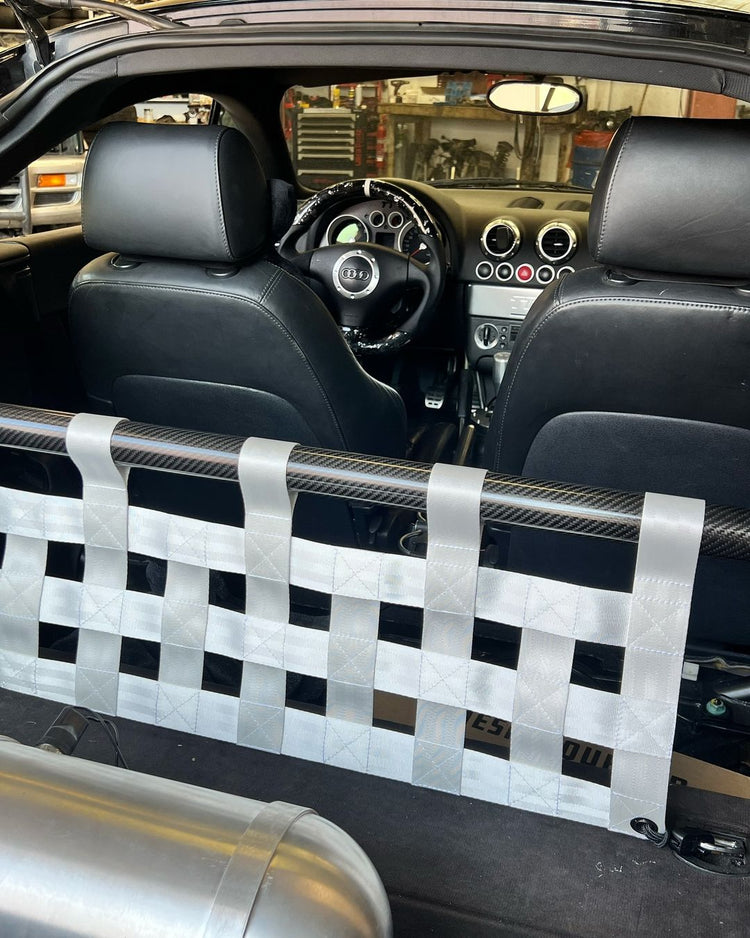 Voila_les_nouvelles_petites_modifs_barre_anti_rapprochement_arriere_avec_le_filet_et_nouveau_volant_en_carbone_forge_blanc_avec_rappel_a_midi_Un_grand_merci_a_lrrsmotor_pour_ce_magnifique_volant_il_est_superbe_et_a_rs.jpg