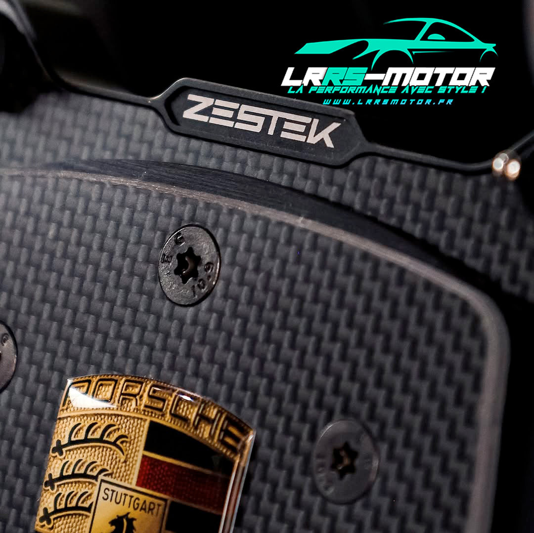 Volant Racing : compatible multimarque, plug & play pour véhicules réels.