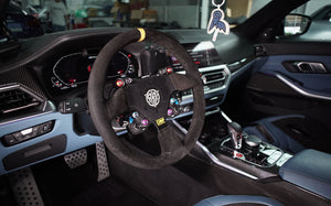 Volant Racing : compatible multimarque, plug & play pour véhicules réels.