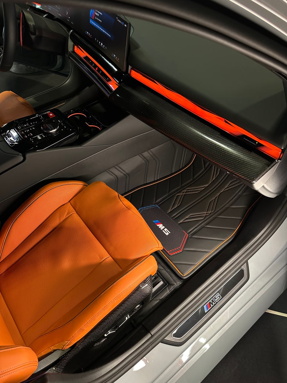 Tapis sur mesure BMW G90 en cuir et carbone