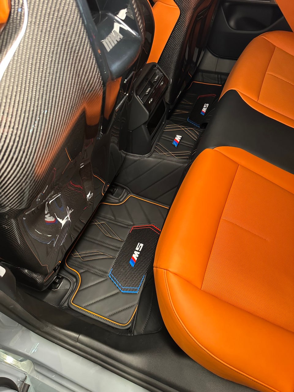 Tapis sur mesure BMW G90 en cuir et carbone