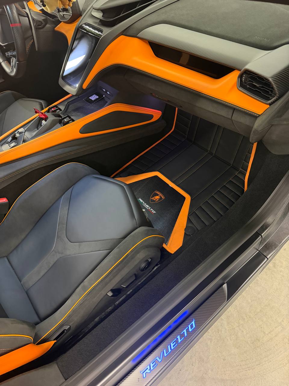 Tapis en cuir et carbone personnalisables pour Lamborghini Revuelto