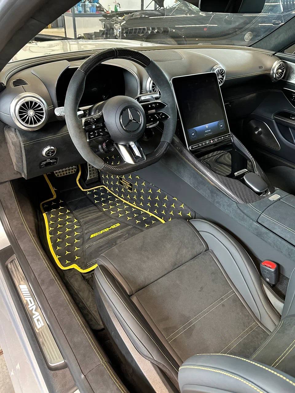Tapis sur mesure Mercedes-Benz SL en Alcantara – Parois en option