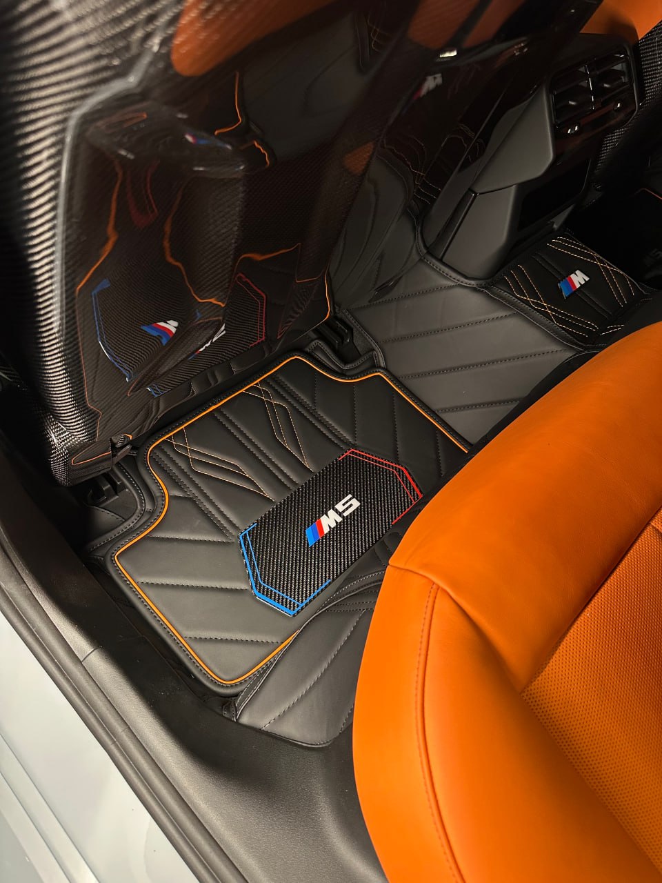 Tapis sur mesure BMW G90 en cuir et carbone