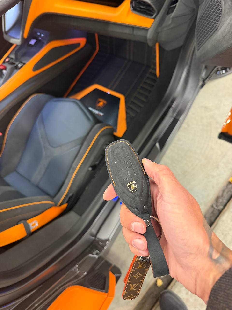Tapis en cuir et carbone personnalisables pour Lamborghini Revuelto