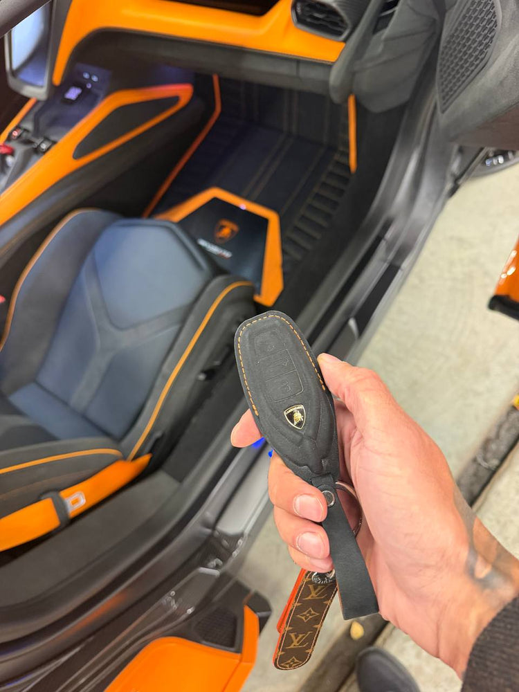 Tapis en cuir et carbone personnalisables pour Lamborghini Revuelto